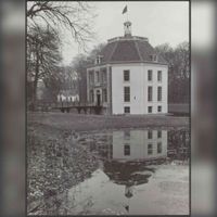 Kasteel Drakestein, al spiegelend in de slotgracht in april 1967. Bron: Het Nationaal Archief, beeldbank, Den Haag.