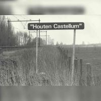 Bord met de nieuwe naam voor de toen (woensdag 2 april 1997) toekomstige wijk- en stationsnaam Houten Castellum. Geplaatst in de spoorberm naast het baanvak Utrecht, Houten 's-Hertogenbosch met op de achtergrond de Schalkwijkse Spoorbrug. Bron: Regionaal Archief Zuid-Utrecht (RAZU), 353.