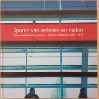 Het boekje 'Sporen van Verleden en heden' uitgegeven in april 2011 ter gelegenheid van de afronding van het 4 jarig durend project van de spoorverdubbeling Utrecht - Houten Castellum. Het boekje werd gegeven aan alle omwonende en inwoners van Houten. Foto: Sander van Scherpenzeel.