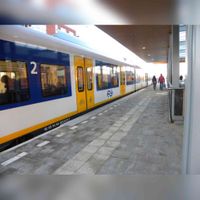 Zicht op spoor 1 met een Sprintertrein op station Houten Castellum richting Utrecht Centraal afkomstig uit Geldermalsen ergens in het voorjaar van 2011. Foto: Peter van Wieringen.