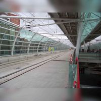 Zwart-wit beelden van Houten station tijdens de ombouw. Zicht op het baanvak Utrecht - Geldermalsen richting het zuiden gezien op 15 september 2014. Bron: Wikimedia Smiley.toerist - Own work.