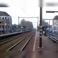 Station Houten, spoor 1 en 2 in 2006. Het linker perron is in 2007 gesloopt, het rechter in 2009. Bron: Wikipedia T. Houdijk.
