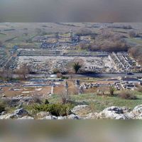Philippi's forum en basiliek B gezien vanaf de acropolis. Fotografie gemaakt op 12/11/2000 door Marsyas. Bron: Wikipedia.
