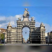 De Porta Garibaldi met in de verte de koepel van de Kathedraal van Catania. Bron: Wikipedia IT.