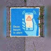 Afbeelding van een tegel met de tekst 'Deze buurt is alert', in het trottoir langs de Oranjelaan te De Meern (gemeente Utrecht) op dinsdag 19 mei 2020. Bron: Het Utrechts Archief, catalogusnummer: 850069.
