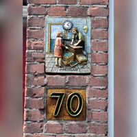 Afbeelding van de keramische tegel van groenteboer J.H. Nesselaar in het huis Abstederdijk 70 te Utrecht op dinsdag 16 juli 2013. Bron: Het Utrechts Archief, catalogusnummer: 816357.