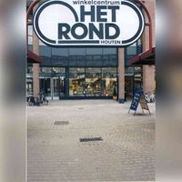Zicht vanaf De Raat op de winkels aan de Spoorhaag met bovenaan de passage het oude winkelcentrum logo in de periode 1998-2000. Foto: Regionaal Archief Zuid-Utrecht (RAZU), 353.