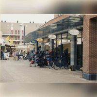 Zicht op de winkels aan de Spoorhaag met op de achtergrond de appartementen aan het Onderdoor en boven en de Vershof in de periode 1998-2001. Foto: Regionaal Archief Zuid-Utrecht (RAZU), 353.
