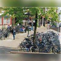De oude situatie van het Onderdoor (1983-2007) aan de oostkant van het spoor in de periode rond 1996-1998 met de grote hoeveelheid aan fietsen die bij het station geparkeerd werden. Bron: Regionaal Archief Zuid-Utrecht (RAZU), 353.