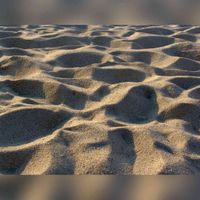 Zand (arena) op een strand. Bron: Wikipedia.