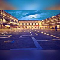 Het San Marcoplein (Piazza San Marco) is het centrale plein van de Italiaanse stad Venetië bij avond. Bron: Wikipedia?
