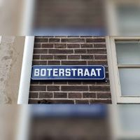 Straatnaambord &#039;Boterstraat&#039; gezien in november 2021 (2). Foto: Sander van Scherpenzeel.