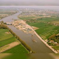 Luchtfoto van het Amsterdam-Rijnkanaal, op de grens van de gemeentes Nieuwegein (links) en Houten (rechts), tijdens de omlegging van het kanaal langs de Plofsluis, uit het zuidoosten 15 april 1981. Bron: HUA, catalogusnummer: 50137.