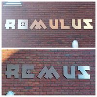 De namen Romulus en Remus van de appartementengebouwen in Castellum Oost aan de Porta Basilica en Via Horta in juni 2023. Foto: Sander van Scherpenzeel.