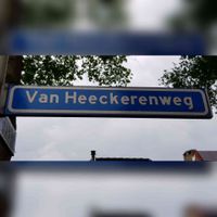 Straatnaambord 'Van Heeckerenweg' te Delden in Twente in juli 2021. Foto: Sander van Scherpenzeel.
