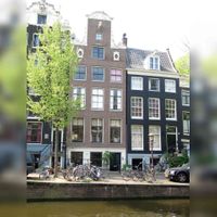 Foto van huis aan het Reguliersgracht 504 (1853), heden aan de Reguliersgracht 32 te Amsterdam wat het huis was van Jhr. Frederik Lodewijk Herbert Jan Bosch van Drakestein waar hij met echtgenote woonde van vanaf augustus 1855. Foto: Wikimedia Commons.