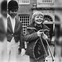 Muzikale felicitatie voor prins Willem-Alexander op Drakestein ter gelegenheid van zijn achtste verjaardag op zaterdag 26 april 1975. Foto: Wikimedia Commons - Nationaal Archief, 2.24.01.04.