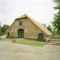 Gezicht op de achterzijde van de boerderij De Grote Kuil (Blauwe-Vogelweg 23) te Utrecht, na de restauratie in oktober 2001. Bron: Het Utrechts Archief, catalogusnummer: 117378.