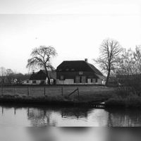 Gezicht op de boerderij De Boeije (Vossegatsedijk 2) te Bunnik, met op de voorgrond de Kromme Rijn, uit het zuidwesten in maart 1987. Bron: Het Utrechts Archief, catalogusnummer: 72815.