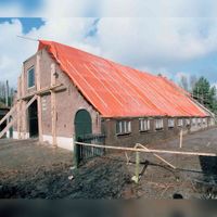 Gezicht op de achter- en zijgevel van boerderij De Grote Kuil (Blauwe Vogelweg 23) te Utrecht, tijdens de restauratiewerkzaamheden op 2 maart 2001. Bron: Het Utrechts Archief, catalogusnummer: 843951.