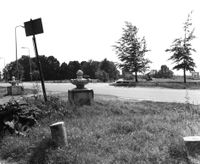Gezicht op de Mereveldsweg in juni 1978 tijdens de sloop van de de poortwachterswoning van landgoed Nieuw-Amelisweerd Koningsweg 374 en 376. Bron: Het Utrechts Archief, catalogusnummer: 60540.