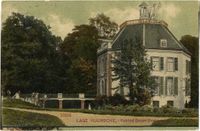 Gezicht op de voor- en rechtergevel van het kasteel Drakenstein te Lage Vuursche (gemeente Baarn) in 1905-1909. Bron: Het Utrechts Archief, catalogusnummer 129345.
