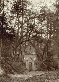 Gezicht op het kapelletje in het park van het kasteel Drakenstein (Slotlaan) te Lage Vuursche (gemeente Baarn) in 1910-1915. Bron: Het Utrechts Archief, catalogusnummer: 502412.