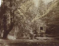 Gezicht op het kapelletje aan de vijver in het park van het kasteel Drakenstein (Slotlaan) te Lage Vuursche (gemeente Baarn) in 1910-1915. Bron: Het Utrechts Archief, catalogusnummer: 502413.