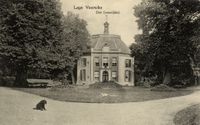 Gezicht op de voorgevel van het kasteel Drakenstein met omringend park (Slotlaan 3-6, 9) te Lage Vuursche (gemeente Baarn) in 1905-1910. Bron: Het Utrechts Archief, catalogusnummer: 15157.
