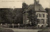 Gezicht op de rechtergevel van het kasteel Drakenstein met omringend park (Slotlaan 3-6, 9) te Lage Vuursche (gemeente Baarn) in 1900-1905. Bron: Het Utrechts Archief, catalogusnummer: 15160.