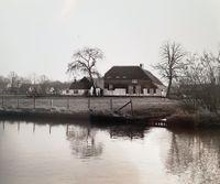 Gezicht op de boerderij De Boeije (Vossegatsedijk 2) te Bunnik, met op de voorgrond de Kromme Rijn, uit het zuidwesten in maart 1987. Bron: Het Utrechts Archief, 1338.