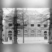 Gezicht op de Openbare School (Janskerkhof 17) te Utrecht. Dit gebouw verving in 1887 het huis van familie Bosch van Drakestein. Bron: Het Utrechts Archief, catalogusnummer: 79105.