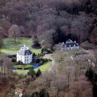 Luchtfoto van kasteel Drakestein met het bijbehorende landschapspark en bos (Slotlaan 8) te Lage Vuursche (gemeente Baarn), vanuit het noordoosten in 1995. Bron: Het Utrechts Archief, catalogusnummer: 842203.