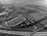 Luchtfoto van de renbaan Mereveld te Utrecht, uit het noordwesten. Op de voorgrond de A27, links de spoorlijn naar Arnhem in 1990. Bron: Het Utrechts Archief, Catalogusnummer: 85445.