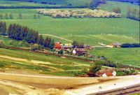 Luchtfoto (fragment) van de in aanleg zijnde knooppunt Lunetten eind jaren zeventig van de twintigste eeuw met in het midden aan de oostkant de spoorbaan in het klein het huis Mereveldseweg 6 tussen de Mereveldseweg en de spoorbaan. Luchtfoto vanuit het zuidwesten gezien. Bron: onbekend.