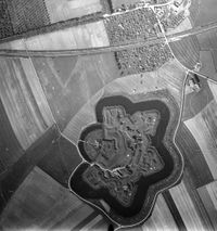 Luchtfoto van het Fort Bij Vechten uit ca. 1930 met links nog het Dalpad van een militaire woning vanaf de Koningslaan tot aan het fort. Bron: Nederlands Instituut voor Militaire Historie (NIMH), Flickr.