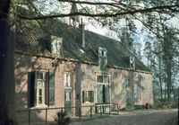 Gezicht op het koetshuis naast het huis Oud-Amelisweerd te Bunnik in augustus 1953. Bron: Het Utrechts Archief, catalogusnummer: 22053.