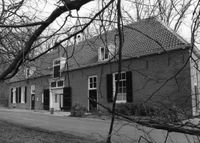 Gezicht op het koetshuis naast het huis Oud-Amelisweerd (Koningslaan) te Bunnik in 1974. Bron: Het Utrechts Archief, catalogusnummer: 79820.
