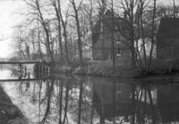 Gezicht op de Kromme Rijn te Bunnik met op de achtergrond de brug naar o.a. het huis Oud-Amelisweerd (Koningslaan 9) in 1965-1970. Bron: Het Utrechts Archief, catalogusnummer: 22319.