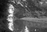 Gezicht op de Kromme Rijn te Bunnik met op de achtergrond de brug naar o.a. het landhuis Oud-Amelisweerd (Koningslaan 9) in de zomer 1966. Bron: Het Utrechts Archief, catalogusnummer 811088.