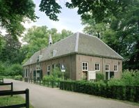 Gezicht op het voormalige koetshuis van het landhuis Oud-Amelisweerd (Koningslaan 11-13) te Bunnik op maandag 8 september 1997. Bron: Het Utrechts Archief, catalogusnummer 117155.