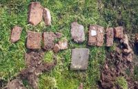 Losse stenen gevonden afkomstig uit de proefsleuf gemaakt in 2013 waar eens het Huis aan de Kade stond (Neereind C9-C56). Foto en verzameling: F.H. Landzaat.