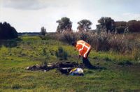 Dhr. Sturkenboom tezamen met F.H. Landzaat bezig in de zomer van 2013 met een proefsleuf om te kijken of er nog fundamenten in de grond bevonden op de plek waar het Huis aan de Kade (Neereind C56) ooit stond. Foto en verzameling: F.H. Landzaat.