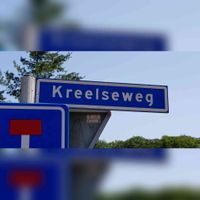 Straatnaambord aan de Kreelseweg op de Ginkelse Heide te Ede in juli 2021 (1). Foto: Sander van Scherpenzeel.