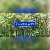 Straatnaambord aan de Kreelseweg op de Ginkelse Heide te Ede in juli 2021 (2). Foto: Sander van Scherpenzeel.