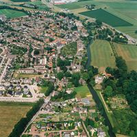 Het dorp Cothen vanuit de lucht gezien richting het westen. Rechts op de foto Kasteel Rhijnestein in augustus 2003. Bron: Provincie Utrecht, Henk Bol.