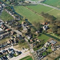Het dorp Cothen vanuit de lucht gezien met rechts van het midden Kasteel Rhijnestein in augustus 2003. Bron: Provincie Utrecht, Henk Bol.
