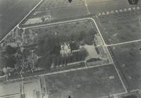 Kasteel Heemstede vanuit de lucht gezien in ca. 1920. Bron: Netherlands Institute of Military History, beeldbank, Flickr.