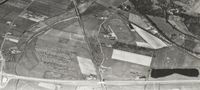 Luchtfoto gezien vanuit het zuiden van het Lunetten gebied in de periode 1940-1950 met onderaan de rijksweg A12. Rechts van het midden Draf- en Renbaan Mereveld. Bron: beeldbank Defensie.