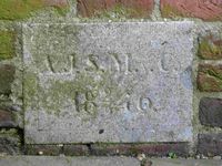 Op woensdag 9 september 1846 legde Alida Johanna Sara van Munnick van Cleeff de eerste steen voor een rijtje arbeiderswoningen; deze steen met de inscriptie A.J.S.M.C. 1846 bevindt zich nog in het arbeidershuis Salamanderpad 100. Foto: Peter Sprangers, Historische Kring Tolsteeg.